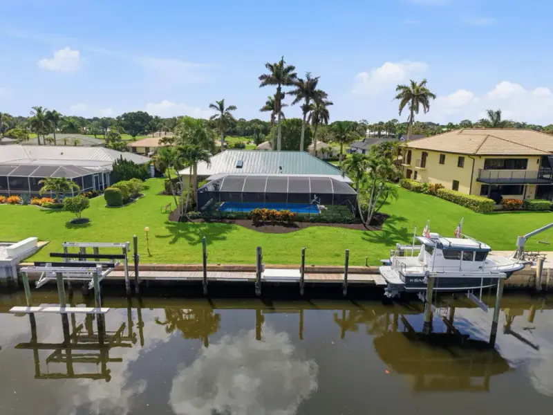 3374 SE Fairway E, Stuart, FL — listed by Joe Tumolo